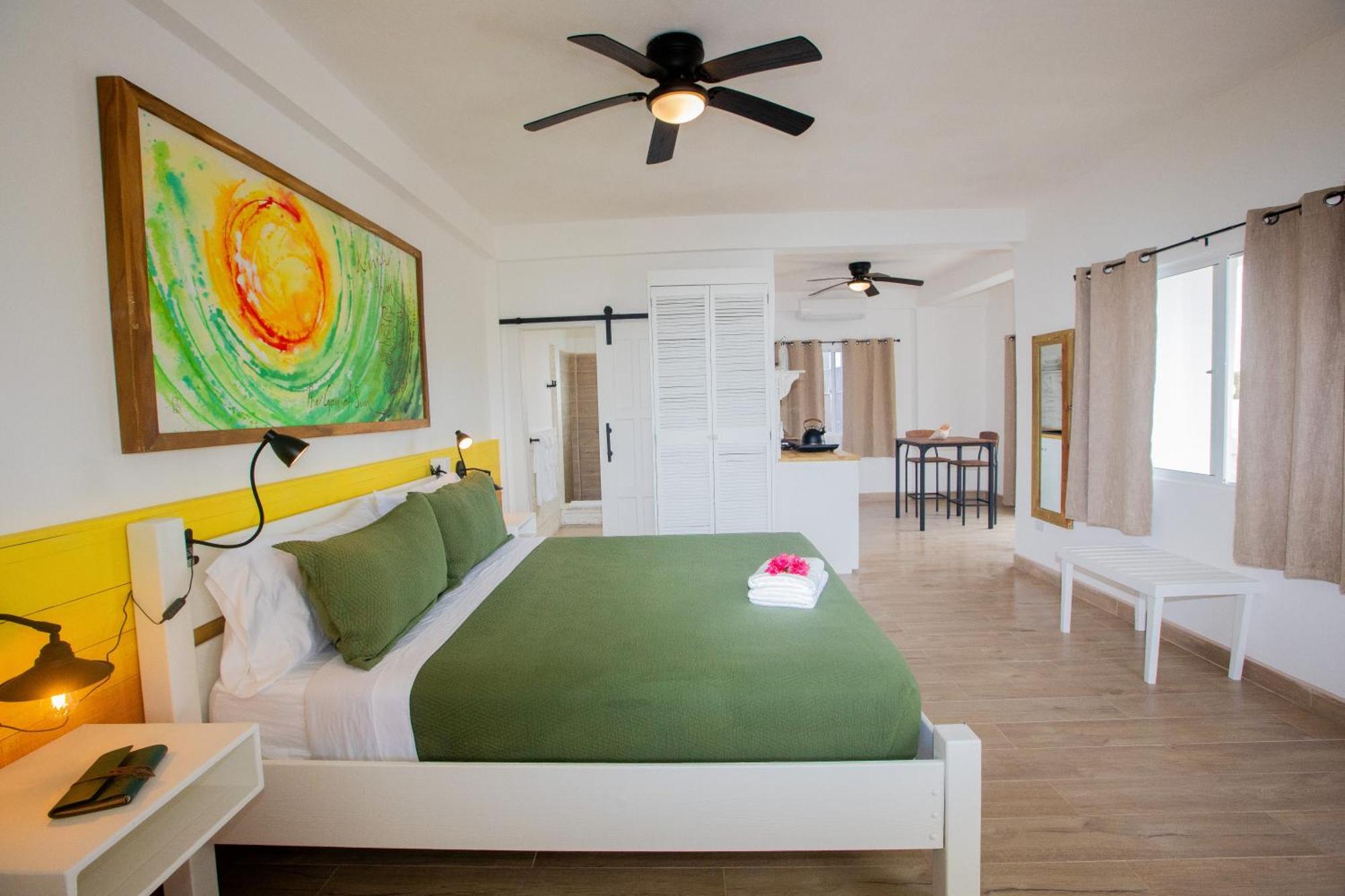Treetops Hotel Caye Caulker Exteriör bild