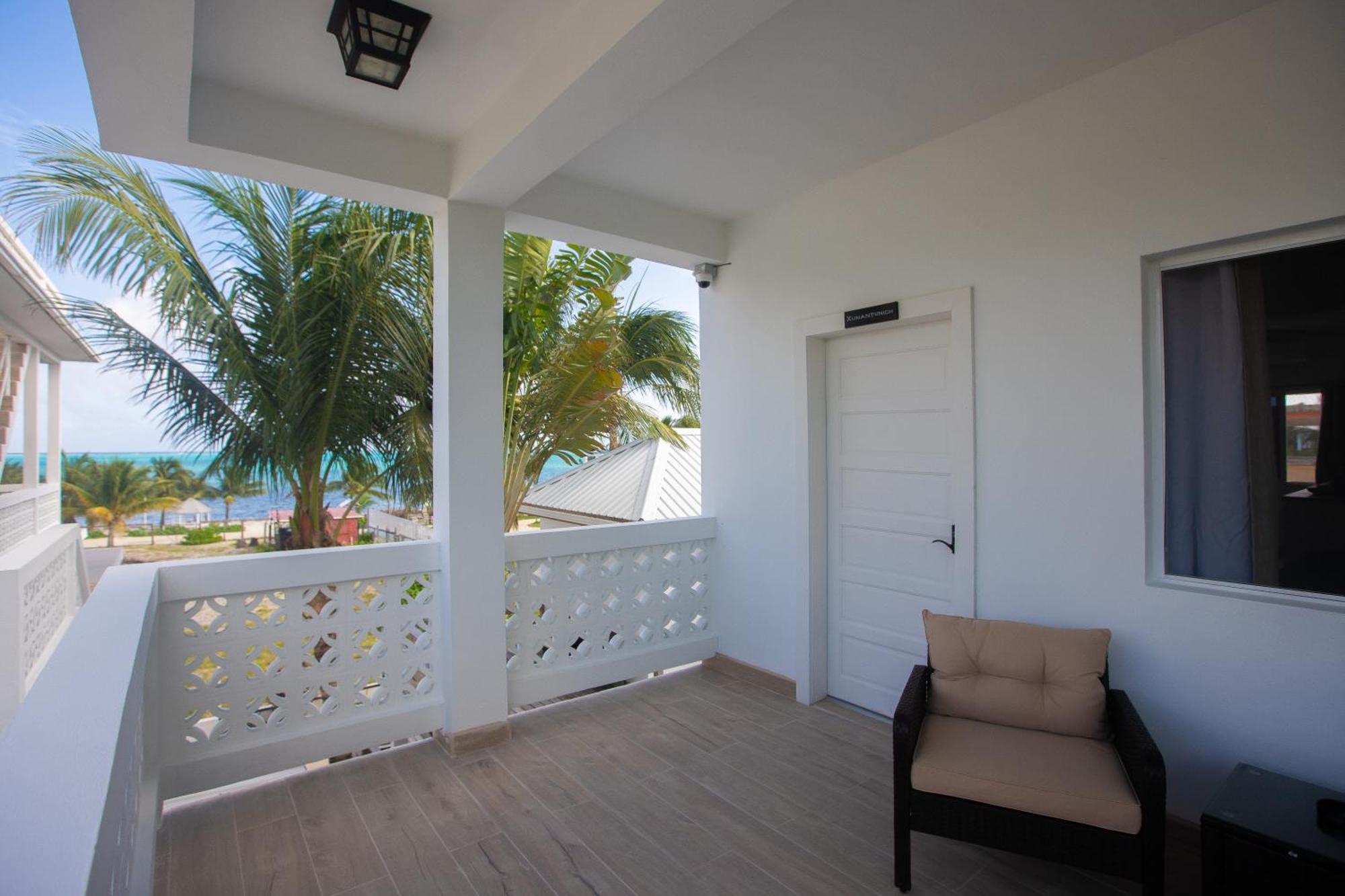 Treetops Hotel Caye Caulker Exteriör bild