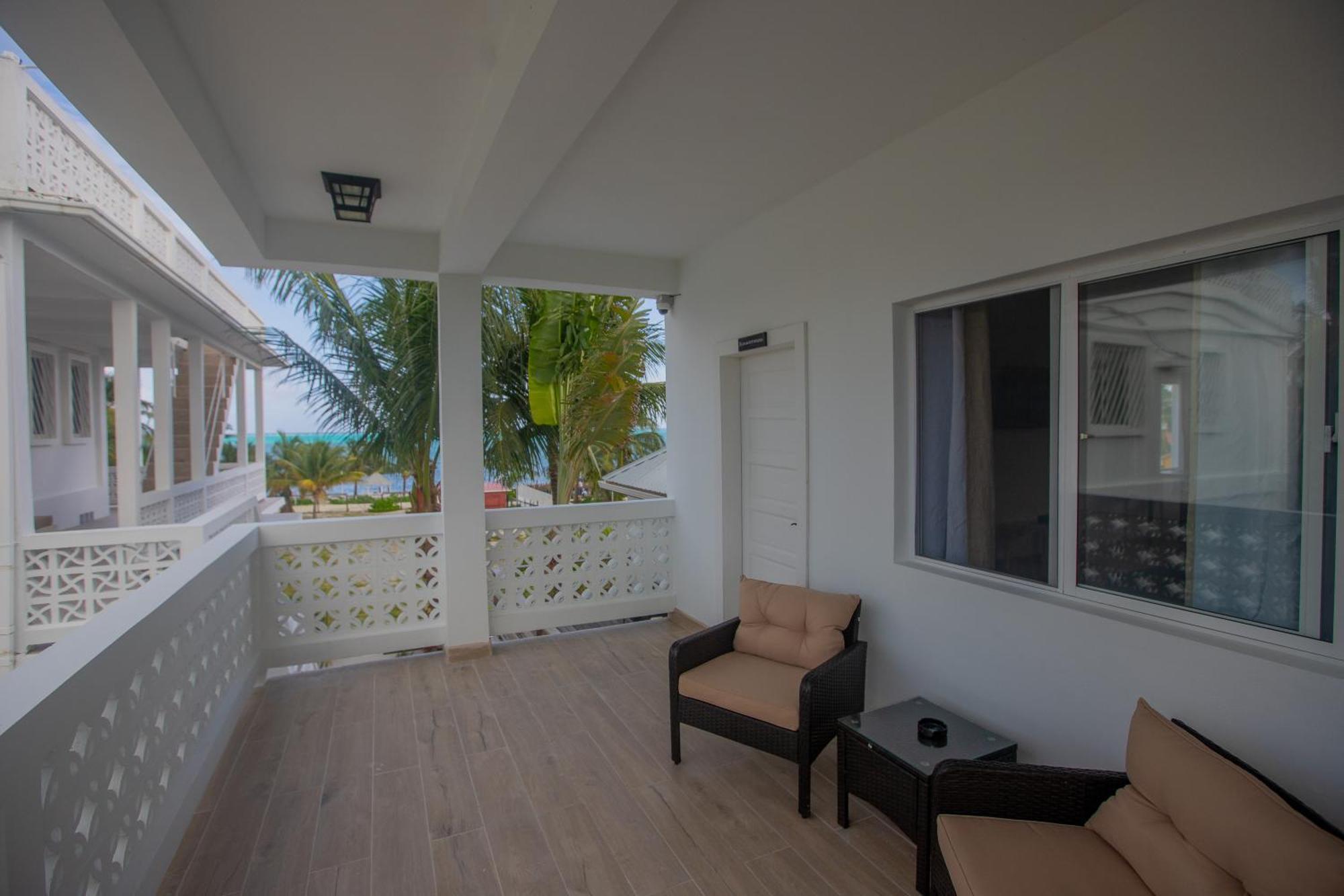 Treetops Hotel Caye Caulker Exteriör bild